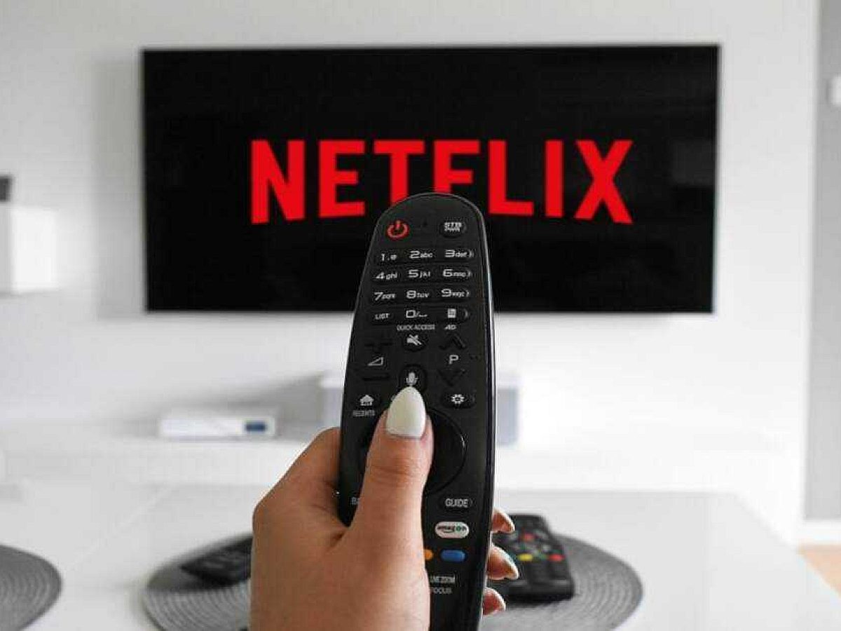 Netflix user watching a foreign language show with modern, customizable subtitles displayed on the screen.